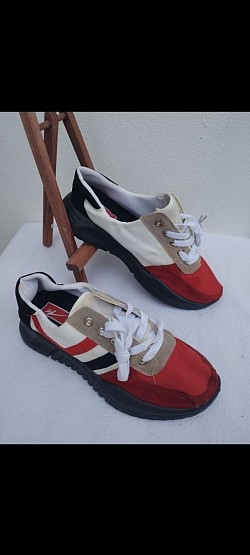 Chaussures sneakers noir et rouge